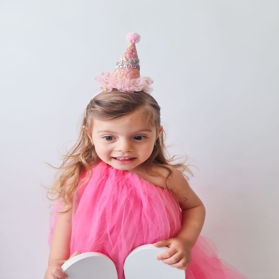 Simli Happy Birthday Yazılı Doğum Günü Şapkası – 3 Yaş ve Üzeri Çocuklar İçin Parti Şapkası