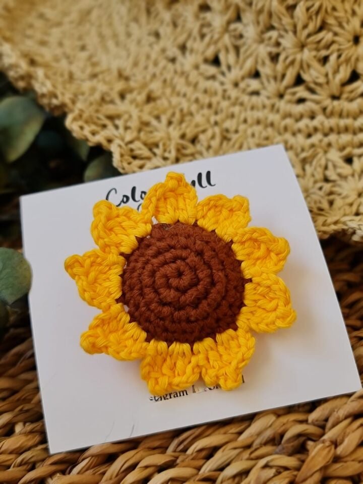 Ayçiçeği Modeli El Örgüsü Dolgulu Bebek Toka – 3.4 cm Çıtçıt, Az Saçlı Bebekler İçin